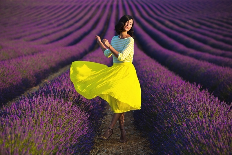 1-Девушка на лавандовом поле в Провансе